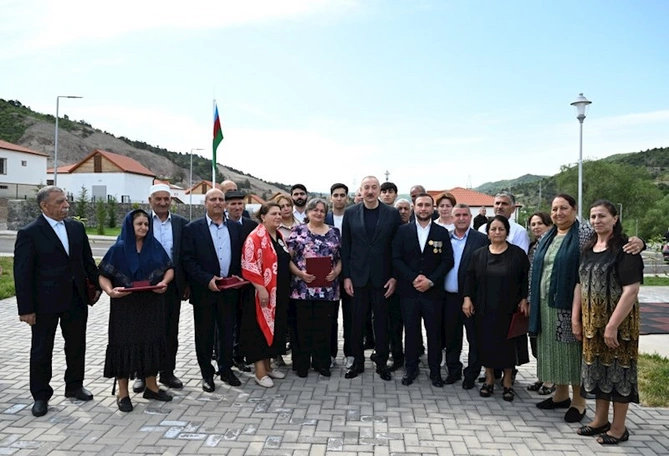 İlham Əliyev Bəylik sakinləri ilə görüşdü — Onlara evlərin açarlarını təqdim etdi (FOTOLAR/YENİLƏNİB)
