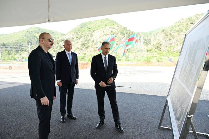 İlham Əliyev Laçın kanat yolunun təməlini qoyub — FOTOLAR