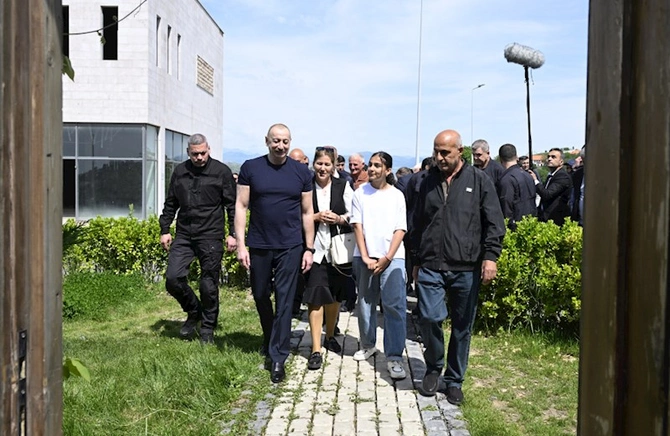İlham Əliyev laçınlılarla bir arada — FOTOLAR (YENİLƏNİB)