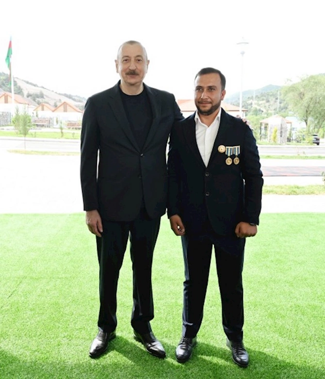 İlham Əliyev Bəylik sakinləri ilə görüşdü — Onlara evlərin açarlarını təqdim etdi (FOTOLAR/YENİLƏNİB)