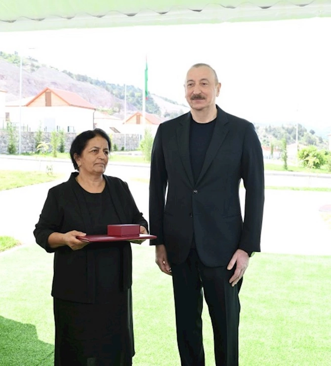 İlham Əliyev Bəylik sakinləri ilə görüşdü — Onlara evlərin açarlarını təqdim etdi (FOTOLAR/YENİLƏNİB)