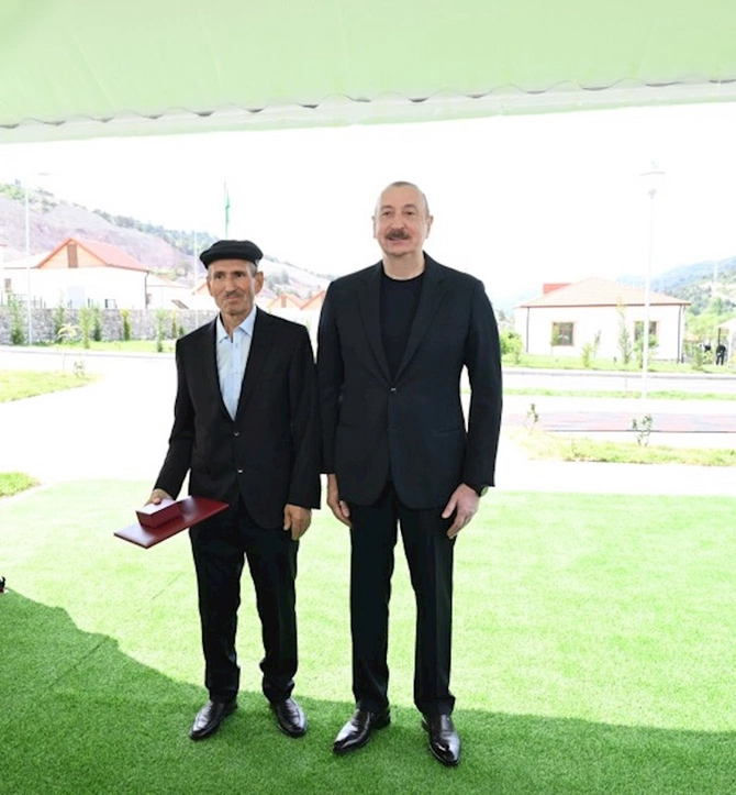 İlham Əliyev Bəylik sakinləri ilə görüşdü — Onlara evlərin açarlarını təqdim etdi (FOTOLAR/YENİLƏNİB)