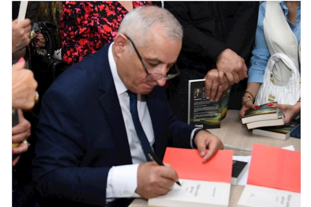 Bahəddin Həzinin yeni kitabının təqdimatı baş tutdu — FOTOLAR