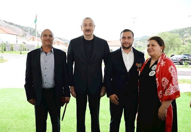 İlham Əliyev Bəylik sakinləri ilə görüşdü — Onlara evlərin açarlarını təqdim etdi (FOTOLAR/YENİLƏNİB)