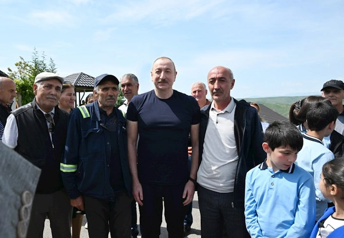 İlham Əliyev laçınlılarla bir arada — FOTOLAR (YENİLƏNİB)
