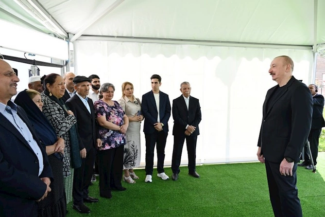 İlham Əliyev Bəylik sakinləri ilə görüşdü — Onlara evlərin açarlarını təqdim etdi (FOTOLAR/YENİLƏNİB)
