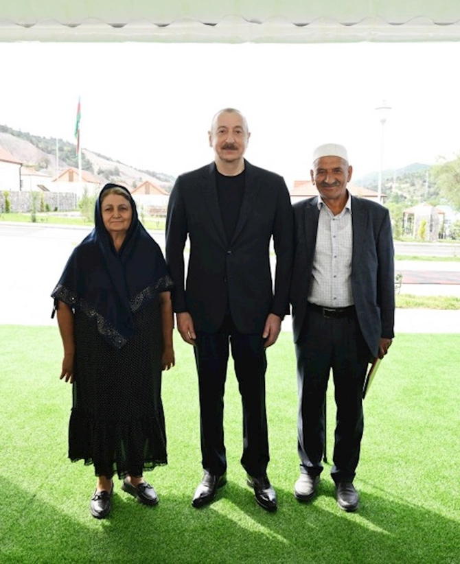 İlham Əliyev Bəylik sakinləri ilə görüşdü — Onlara evlərin açarlarını təqdim etdi (FOTOLAR/YENİLƏNİB)