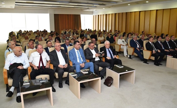 Bahəddin Həzinin yeni kitabının təqdimatı baş tutdu — FOTOLAR Bahəddin Həzinin yeni kitabının təqdimatı baş tutdu — FOTOLAR