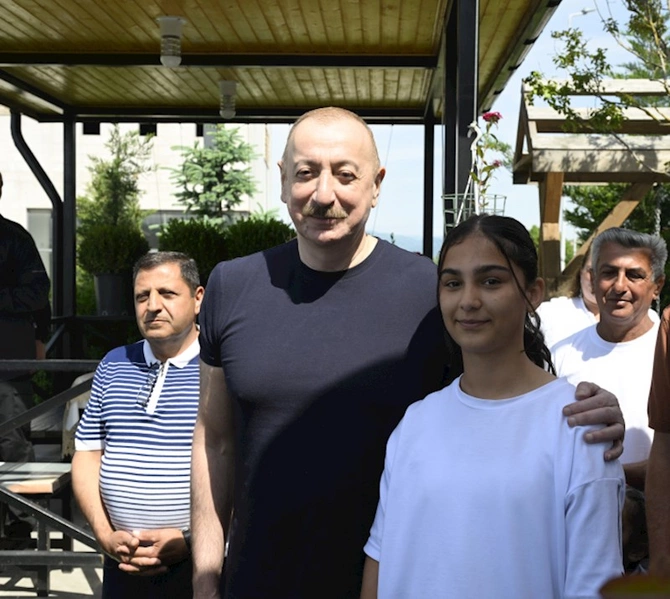 İlham Əliyev laçınlılarla bir arada — FOTOLAR (YENİLƏNİB)