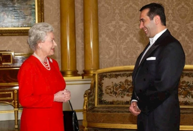 Azərbaycanlı səfiri rahat buraxmayan britaniyalı tibb bacılarının FOTOLARI Azərbaycanlı səfiri rahat buraxmayan britaniyalı tibb bacılarının FOTOLARI