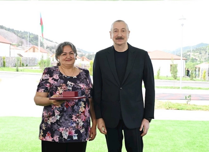 İlham Əliyev Bəylik sakinləri ilə görüşdü — Onlara evlərin açarlarını təqdim etdi (FOTOLAR/YENİLƏNİB)