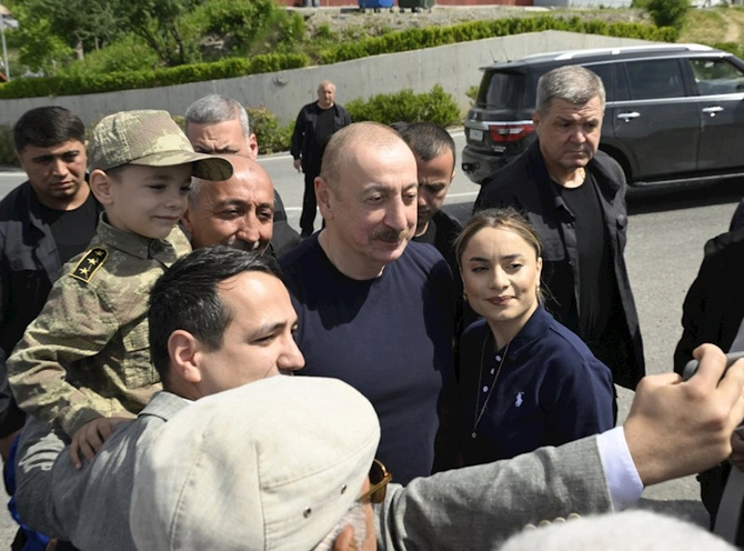 İlham Əliyev laçınlılarla bir arada — FOTOLAR (YENİLƏNİB)