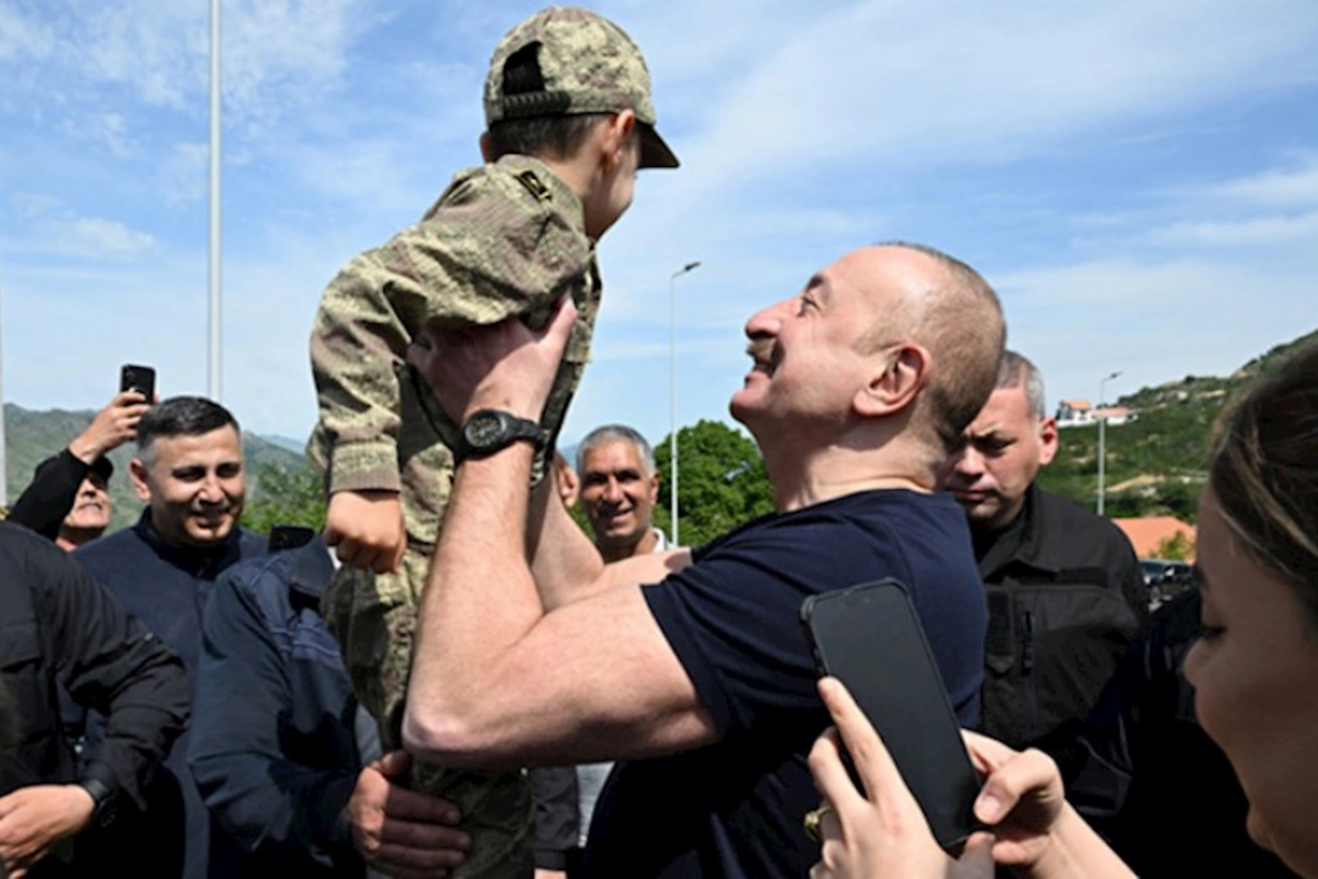 İlham Əliyev laçınlılarla bir arada — FOTOLAR (YENİLƏNİB)