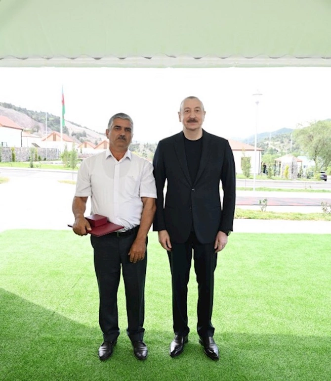 İlham Əliyev Bəylik sakinləri ilə görüşdü — Onlara evlərin açarlarını təqdim etdi (FOTOLAR/YENİLƏNİB)