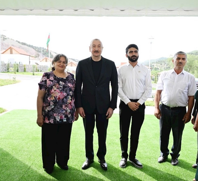 İlham Əliyev Bəylik sakinləri ilə görüşdü — Onlara evlərin açarlarını təqdim etdi (FOTOLAR/YENİLƏNİB)