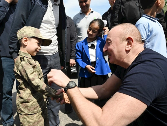 İlham Əliyev laçınlılarla bir arada — FOTOLAR (YENİLƏNİB)