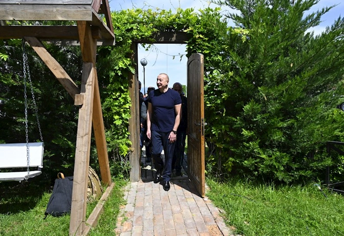 İlham Əliyev laçınlılarla bir arada — FOTOLAR (YENİLƏNİB)