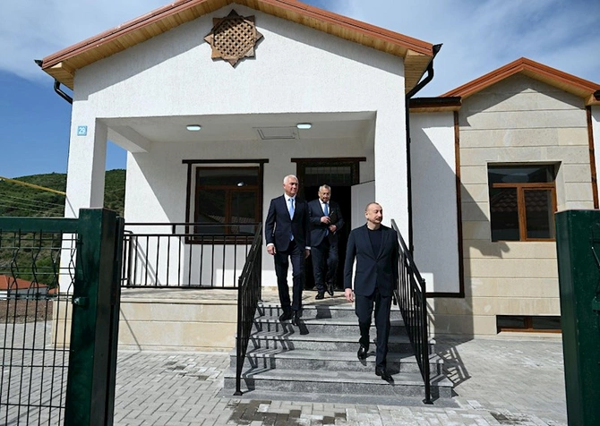İlham Əliyev Laçın rayonunun Bəylik kəndinin açılışında iştirak edib — FOTOLAR İlham Əliyev Laçın rayonunun Bəylik kəndinin açılışında iştirak edib — FOTOLAR