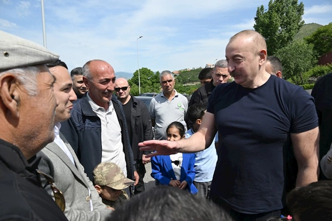 İlham Əliyev laçınlılarla bir arada — FOTOLAR (YENİLƏNİB)
