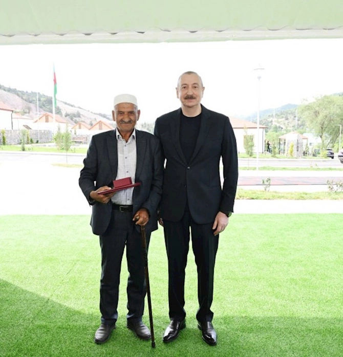 İlham Əliyev Bəylik sakinləri ilə görüşdü — Onlara evlərin açarlarını təqdim etdi (FOTOLAR/YENİLƏNİB)