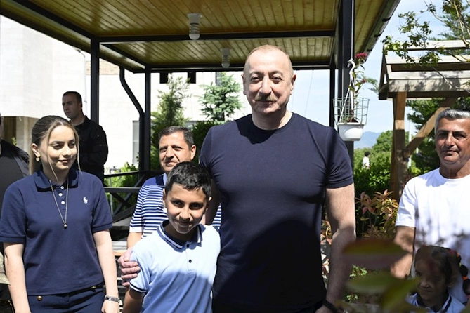 İlham Əliyev laçınlılarla bir arada — FOTOLAR (YENİLƏNİB)