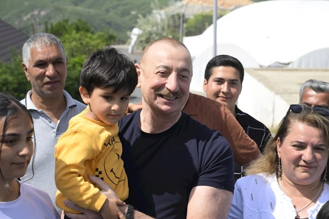 İlham Əliyev laçınlılarla bir arada — FOTOLAR (YENİLƏNİB)