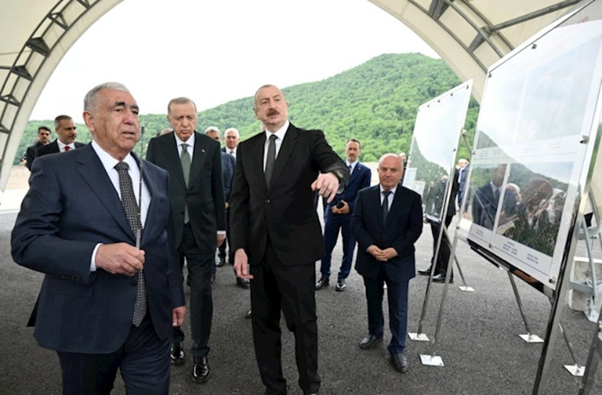Prezidentlər Kəlbəcər-Laçın avtomobil yolunda görülən işlərlə tanış oldular — FOTOLAR Prezidentlər Kəlbəcər-Laçın avtomobil yolunda görülən işlərlə tanış oldular — FOTOLAR