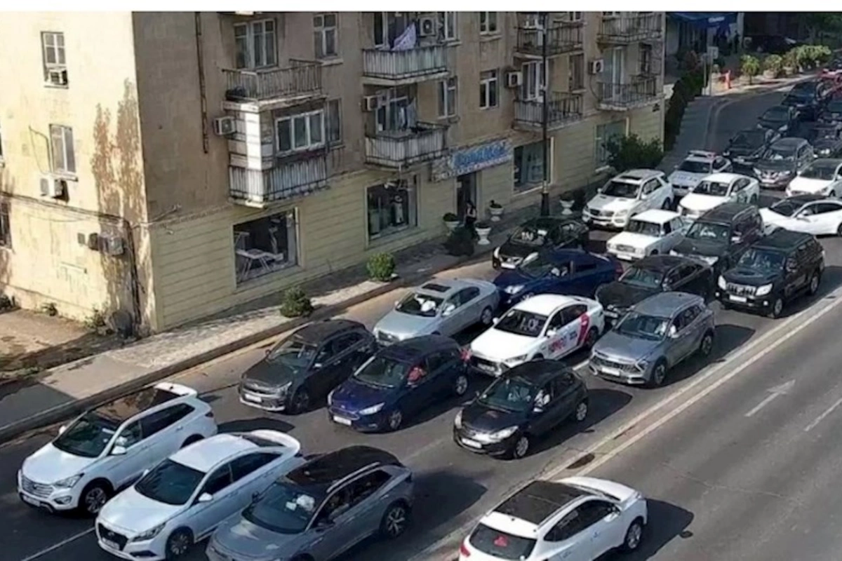 Bakının bir sıra yollarında tıxac yaranıb