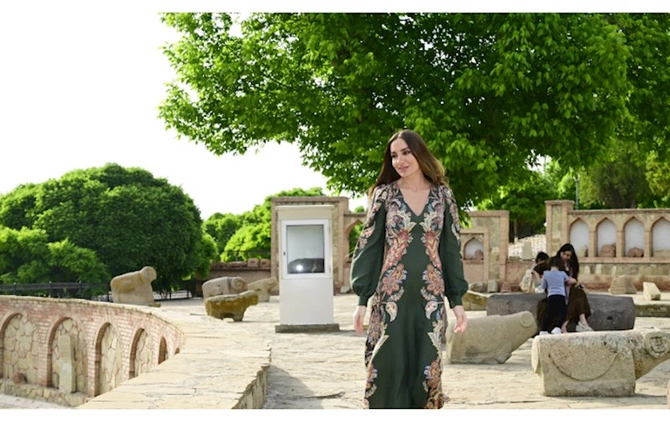 Leyla Əliyeva və Arzu Əliyeva Naxçıvanda — FOTOLAR Leyla Əliyeva və Arzu Əliyeva Naxçıvanda — FOTOLAR