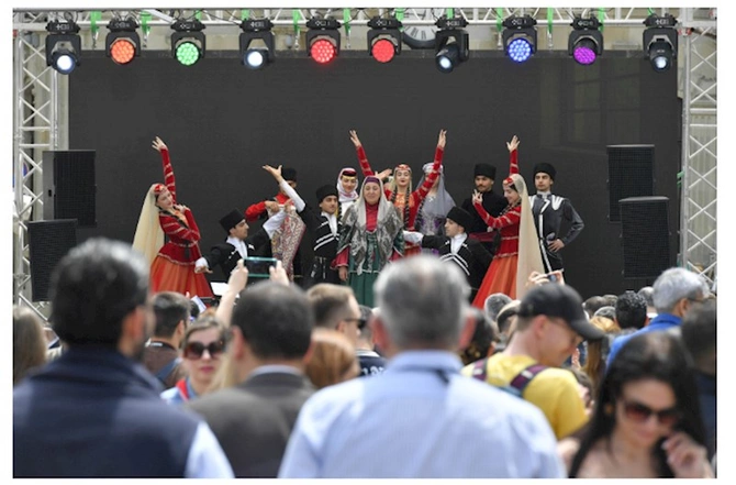 Bakıda ilk Beynəlxalq Xalça Festivalı fəaliyyətə başlayıb — FOTOLAR Bakıda ilk Beynəlxalq Xalça Festivalı fəaliyyətə başlayıb — FOTOLAR