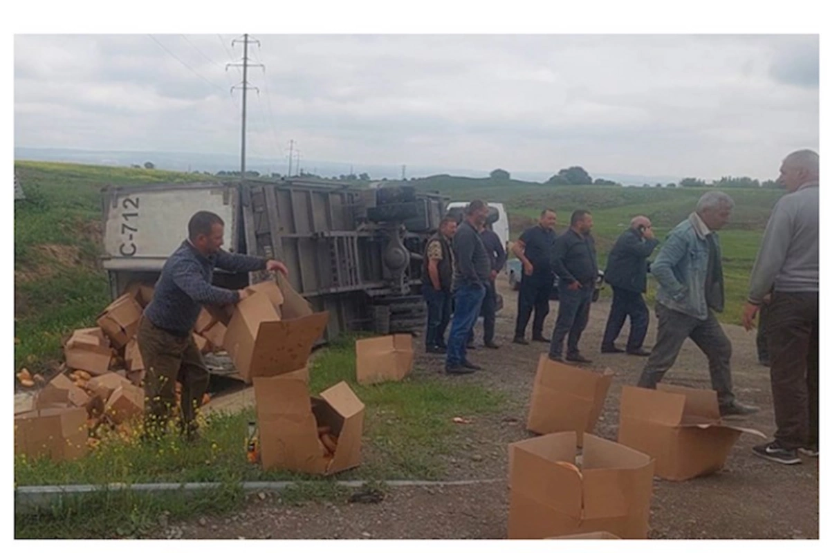 Yük maşını aşdı, çörəklər yola dağıldı