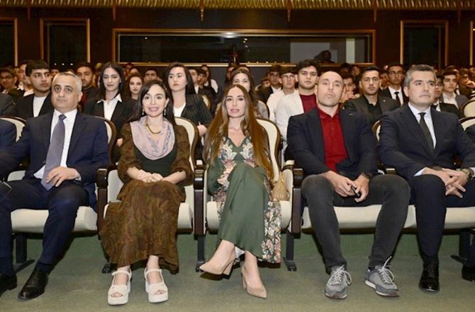 Leyla Əliyeva və Arzu Əliyeva Naxçıvanda — FOTOLAR Leyla Əliyeva və Arzu Əliyeva Naxçıvanda — FOTOLAR