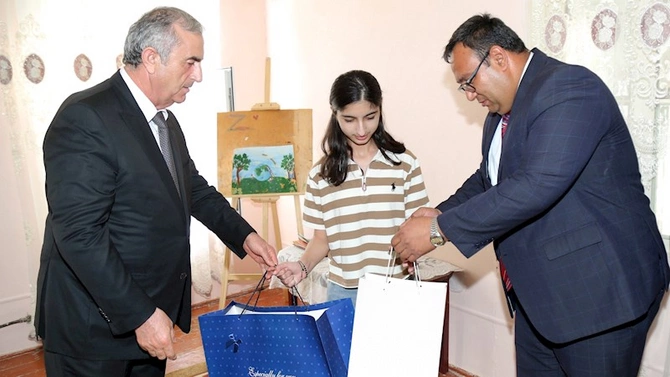 Hacıqabul RİH başçısı imkanları məhdud- xüsusi istedada malik Zəhraya baş çəkib — FOTOLAR Hacıqabul RİH başçısı imkanları məhdud- xüsusi istedada malik Zəhraya baş çəkib — FOTOLAR