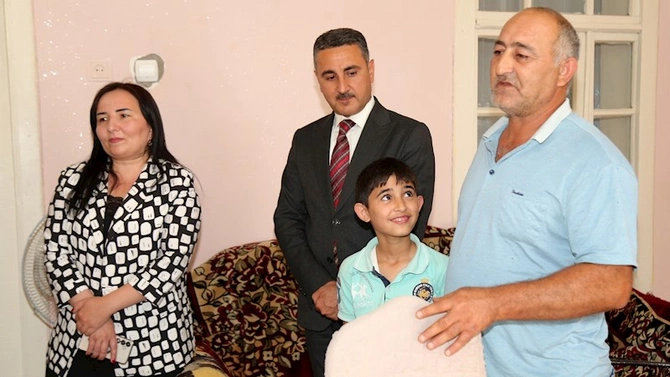 Hacıqabul RİH başçısı imkanları məhdud- xüsusi istedada malik Zəhraya baş çəkib — FOTOLAR Hacıqabul RİH başçısı imkanları məhdud- xüsusi istedada malik Zəhraya baş çəkib — FOTOLAR