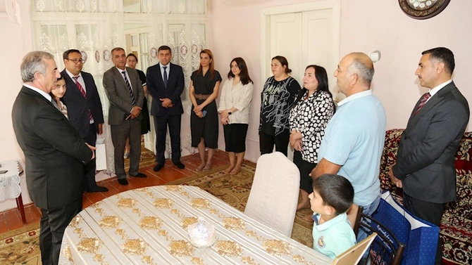 Hacıqabul RİH başçısı imkanları məhdud- xüsusi istedada malik Zəhraya baş çəkib — FOTOLAR Hacıqabul RİH başçısı imkanları məhdud- xüsusi istedada malik Zəhraya baş çəkib — FOTOLAR