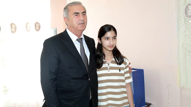 Hacıqabul RİH başçısı imkanları məhdud- xüsusi istedada malik Zəhraya baş çəkib — FOTOLAR Hacıqabul RİH başçısı imkanları məhdud- xüsusi istedada malik Zəhraya baş çəkib — FOTOLAR