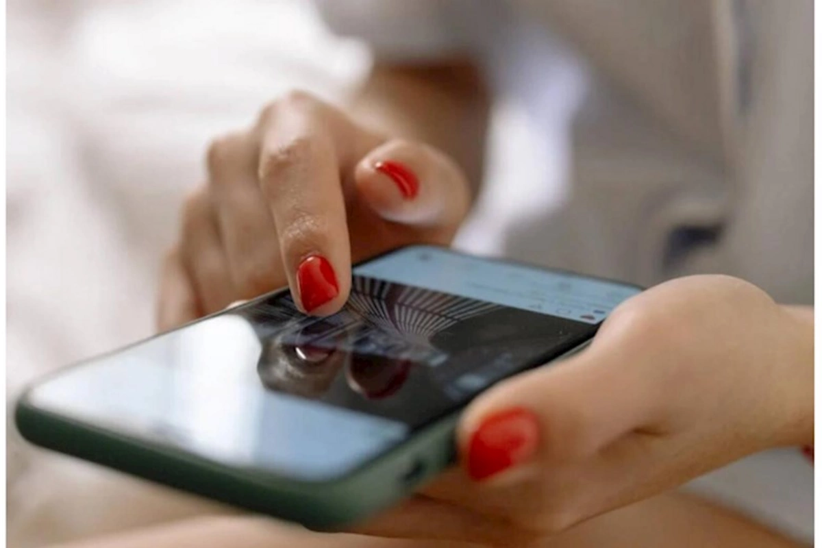 Bakıda avtomobil qiymətinə telefon satışa çıxarıldı — FOTO