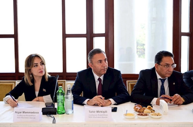 “Musiqi və incəsənət məktəblərində müəllim keyfiyyəti” mövzusunda müzakirələr aparıldı — FOTOLAR