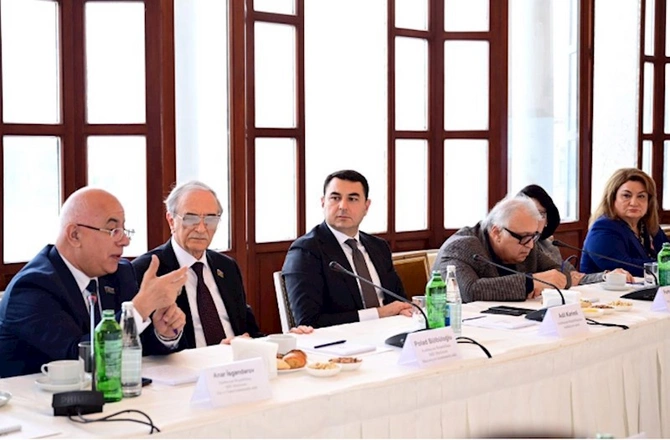 “Musiqi və incəsənət məktəblərində müəllim keyfiyyəti” mövzusunda müzakirələr aparıldı — FOTOLAR