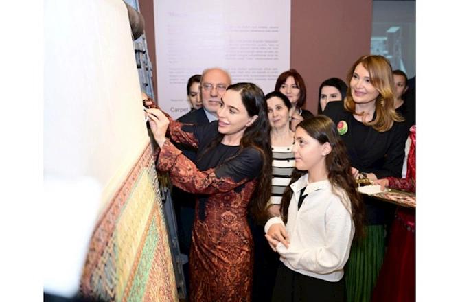 Azərbaycan Milli Xalça Muzeyində “Rabat xalça sənəti” immersiv sərgisi açılıb — FOTOLAR Azərbaycan Milli Xalça Muzeyində “Rabat xalça sənəti” immersiv sərgisi açılıb — FOTOLAR