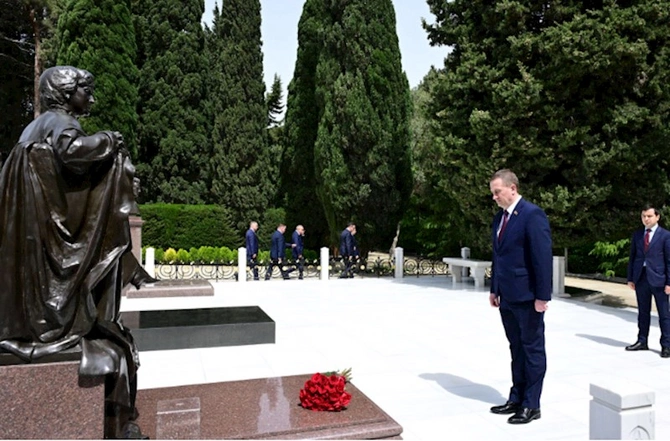 Belarusun Baş naziri Fəxri xiyabanı ziyarət etdi — FOTOLAR