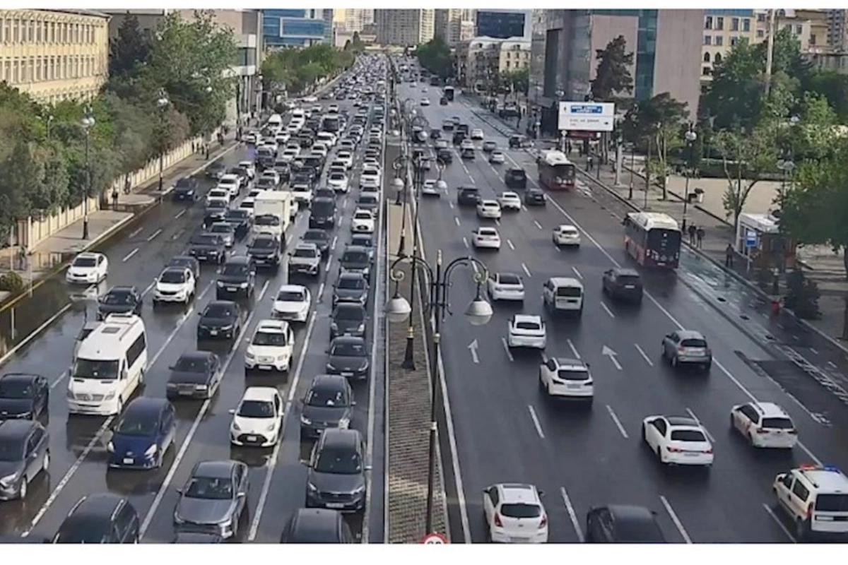 Sürücülərin NƏZƏRİNƏ: Bakının yollarında tıxac var