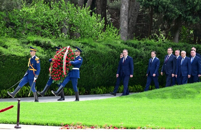 Belarusun Baş naziri Fəxri xiyabanı ziyarət etdi — FOTOLAR