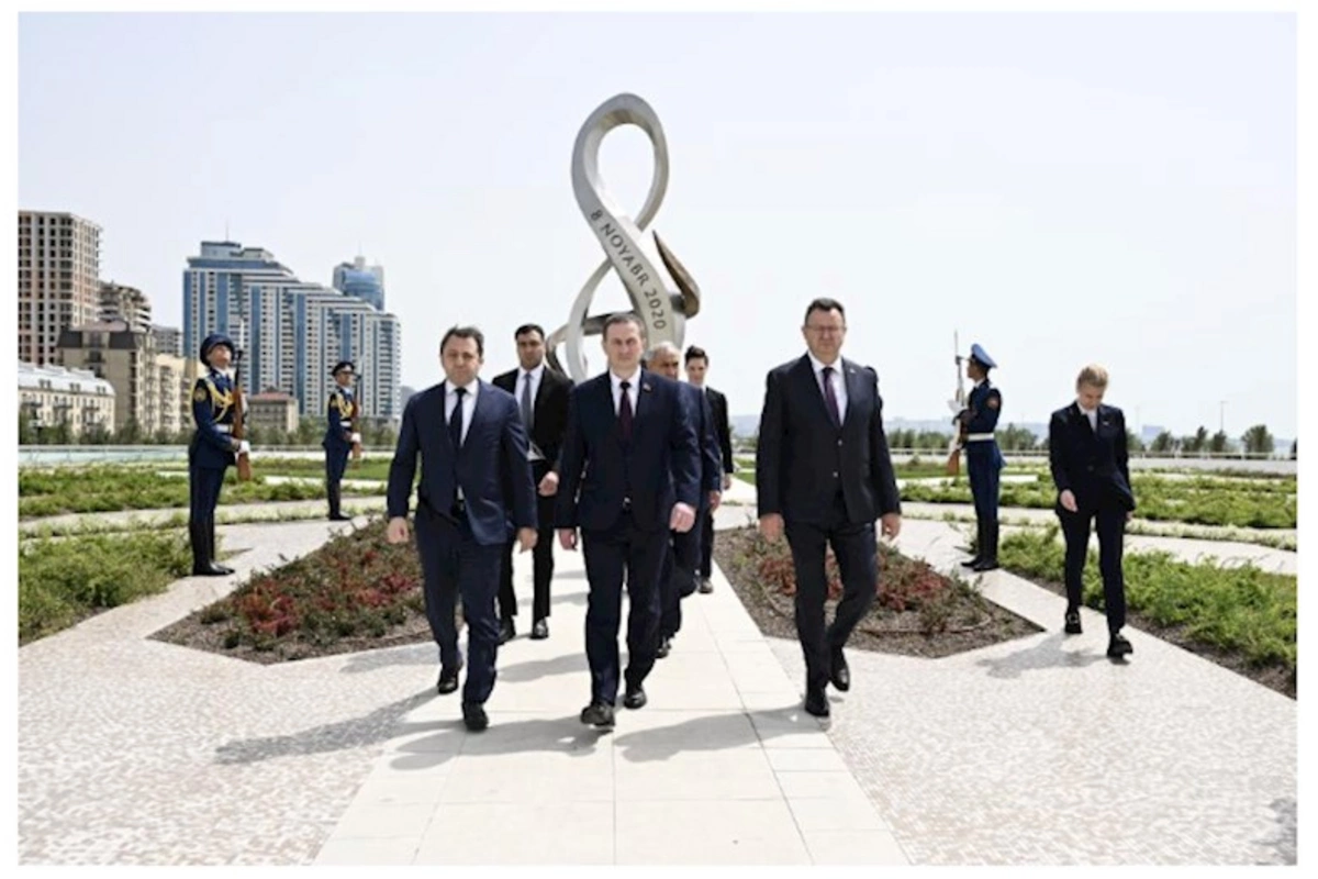 Belarusun Baş naziri Zəfər parkını ziyarət edib — FOTOLAR
