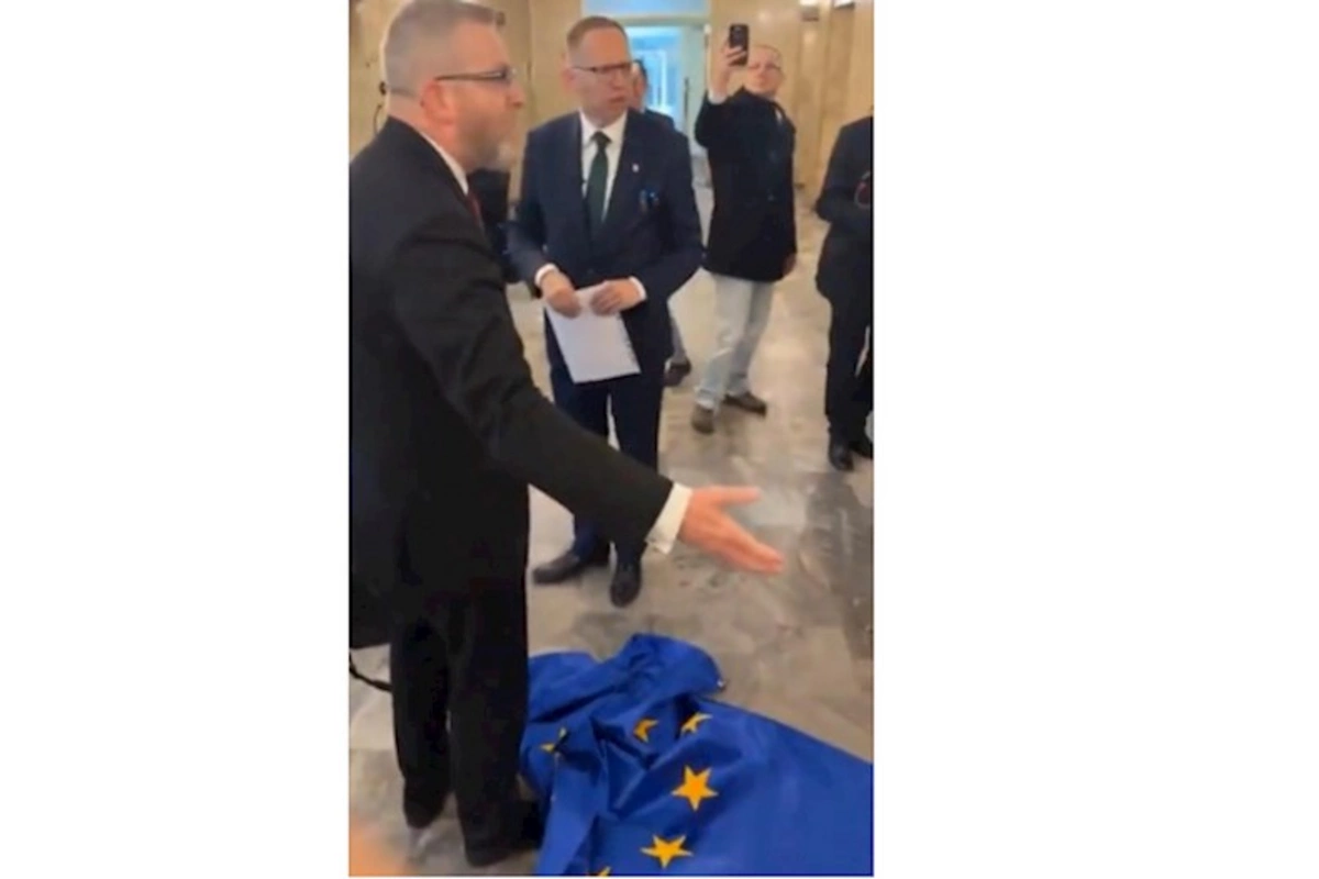Prezidentliyə namizəd ayaqlarını Avropa Birliyi bayrağına sildi