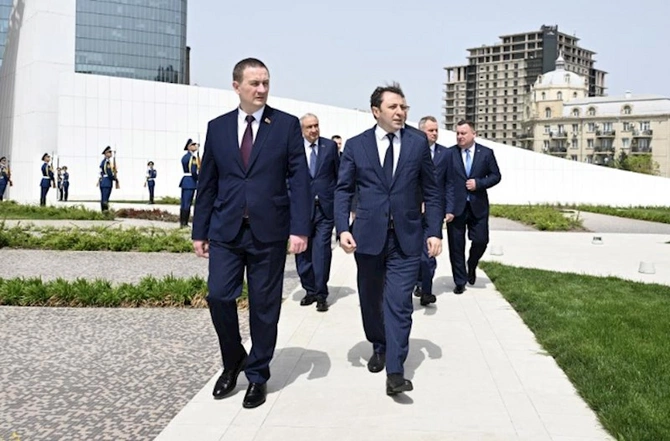 Belarusun Baş naziri Zəfər parkını ziyarət edib — FOTOLAR