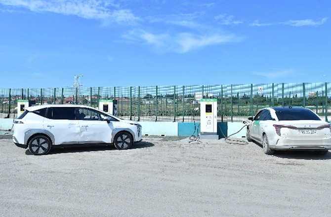 Bakı Olimpiya Stadionunun yaxınlığında yağış suyu ərazidən təmizlənib — FOTOLAR