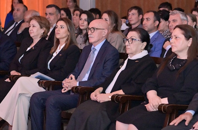 “Sən elə bir zirvəsən” respublika ifa müsabiqəsinin yekun konserti — FOTOLAR “Sən elə bir zirvəsən” respublika ifa müsabiqəsinin yekun konserti — FOTOLAR