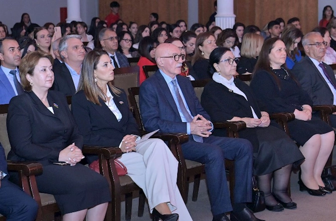 “Sən elə bir zirvəsən” respublika ifa müsabiqəsinin yekun konserti — FOTOLAR “Sən elə bir zirvəsən” respublika ifa müsabiqəsinin yekun konserti — FOTOLAR