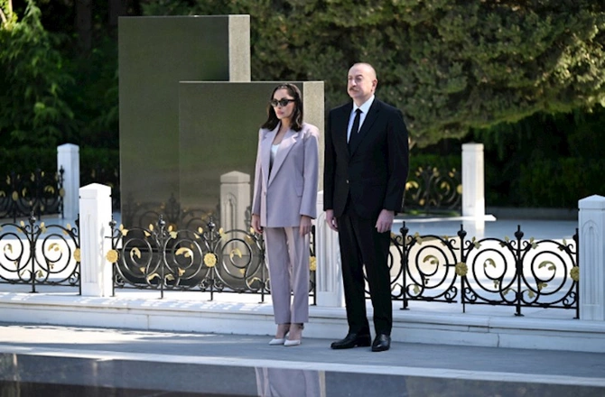 Prezident və birinci xanım Heydər Əliyevin məzarını ziyarət ediblər — FOTOLAR Prezident və birinci xanım Heydər Əliyevin məzarını ziyarət ediblər — FOTOLAR